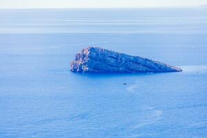 Landschaft auf das Spanisch Küste in der Nähe von das Stadt von Benidorm auf ein Sommer- Tag foto