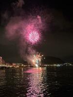 bunt Feuerwerk im das Nacht Himmel auf das direkt am Meer von alicante Spanien foto