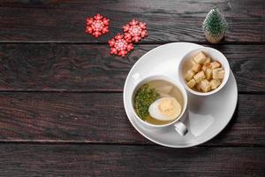 leckere frische Suppe zubereitet für den Weihnachtstisch foto