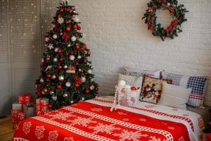 schönes weihnachtsfestliches Interieur in einem Landhaus an Heiligabend foto
