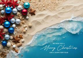 ai generiert Weihnachten Hintergrund, Komplett mit Weihnachten Dekorationen auf das Strand Sand und Blau Meer Wasser Hintergrund, oben Aussicht Foto