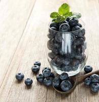 Blaubeeren auf hölzernem Hintergrund foto