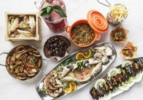 Gemischte spanische Gourmet-Tapas, die eine Auswahl am Tisch im Restaurant teilen? foto
