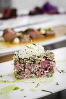 frisch marinierter Thunfisch-Tartar-Salat mit Wasabi-Mayonnaise Asian Fusion Food foto