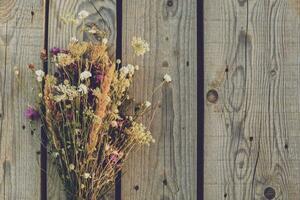 schön Strauß von Blumen auf hölzern Tabelle foto