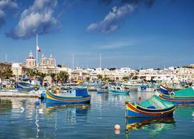 Hafen von marsaxlokk und traditionelle mediterrane fischerboote in malta foto