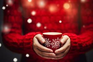 schließen oben schön Frau Hände halten heiß trinken Tasse im ihr Hand mit golden Bokeh, Weihnachten Konzept foto