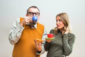 komisch nerdig Mann und schön Frau genießen Trinken Kaffee foto