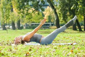 schön Frau ausüben Yoga draussen foto