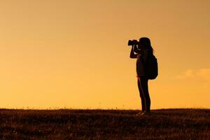 wenig Mädchen Wanderer mit Fernglas foto