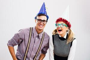 nerdig Mann und Frau haben Party foto