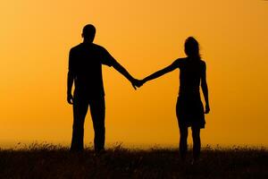 Silhouette von ein Mann und ein Frau halten Hände foto