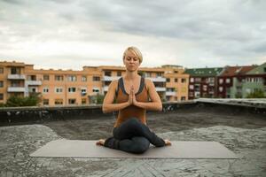 Frau üben Yoga auf das Dach foto