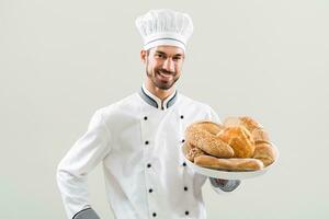 Bäcker halten Bündel von Brot auf grau Hintergrund. foto