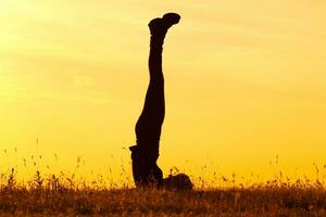 Silhouette von Frau tun Yoga foto