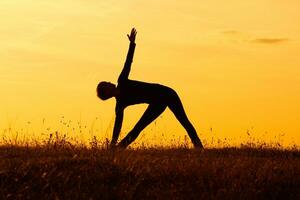 Silhouette von Frau tun Yoga foto