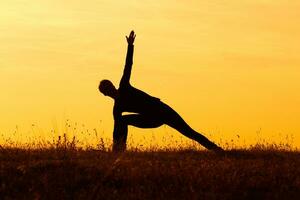 Silhouette von Frau tun Yoga foto