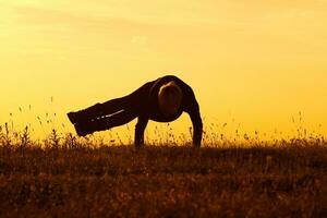 Silhouette von Frau tun Yoga foto