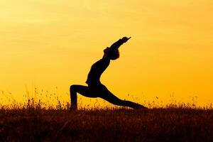 Silhouette von Frau tun Yoga foto