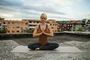 Frau üben Yoga auf das Dach foto