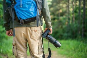 Bild von Mann Fotografieren während Wandern im das Natur foto