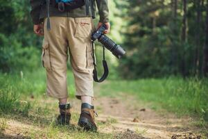 Bild von Mann Fotografieren während Wandern im das Natur foto