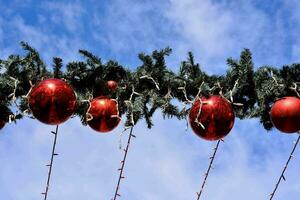 Weihnachten Dekorationen gegen ein Blau Himmel foto