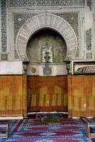 das Innere von ein alt Moschee im Marokko foto