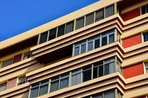 ein Gebäude mit viele Fenster und Balkone foto