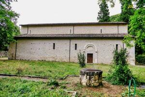 ein alt Kirche mit ein Garten und Bäume foto