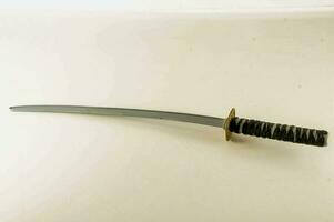 ein Samurai Schwert mit ein schwarz Griff foto