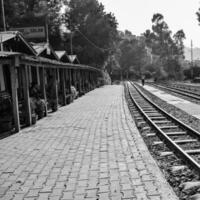 shimla, Himachal Pradesch, Indien - - August 14, 2023 - - Spielzeug Zug kalka-shimla Route, ziehen um auf Eisenbahn zu das hügel, Spielzeug Zug von kalka zu shimla im Indien unter Grün natürlich Wald foto