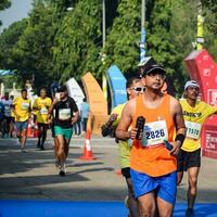 Neu Delhi, Indien - - Oktober 15 2023 - - Vedanta Delhi Hälfte Marathon- Rennen nach covid im welche Marathon- Teilnehmer Über zu Kreuz das Fertig Linie, Delhi Hälfte Marathon- 2023 foto