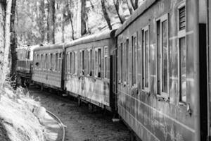 shimla, Himachal Pradesch, Indien - - August 14, 2023 - - Spielzeug Zug kalka-shimla Route, ziehen um auf Eisenbahn zu das hügel, Spielzeug Zug von kalka zu shimla im Indien unter Grün natürlich Wald foto