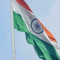 Indien-Flagge, die hoch am Connaught-Platz mit Stolz auf den blauen Himmel fliegt, Indien-Flagge flattert, indische Flagge am Unabhängigkeitstag und Tag der Republik Indien, Schuss nach oben geneigt, indische Flagge schwenkend, Har Ghar Tiranga foto