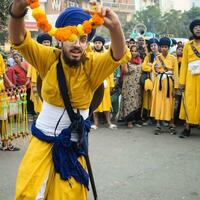 Delhi, Indien, Oktober 2, 2023 - - sikhs Anzeige Gatka und kriegerisch Kunst während jährlich Nagar Kirtan, traditionell, Prozession auf Konto von Geburtstag von Guru Nanak dev ji, Nagar Kirtan im Osten Delhi Bereich foto