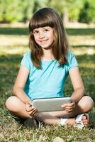 wenig Mädchen mit Digital Tablette foto