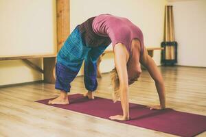 Frau macht Yoga foto