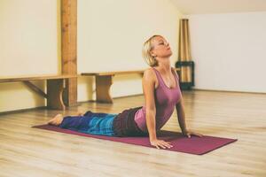 Frau macht Yoga foto