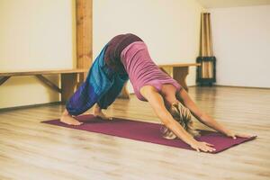 Frau macht Yoga foto