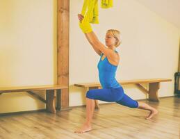 Frau tun Antenne Yoga im das Fitness Studio foto