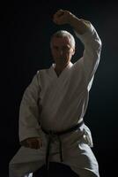Senior Mann üben Karate foto