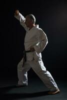 Senior Mann üben Karate foto