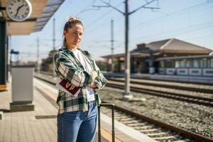 wütend Frau Stehen auf ein Zug Bahnhof foto