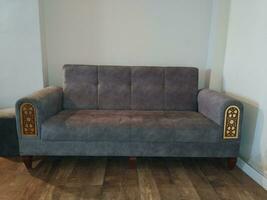 Sofa im das Leben Zimmer von ein modern Haus, Nahansicht von Foto