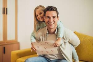 glücklich Vater und Tochter halten Gruß Karte mit Herz Formen und Text. Vaters Tag Konzept. foto