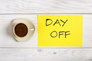 Tasse von Kaffee mit Text Tag aus auf hölzern Tabelle foto