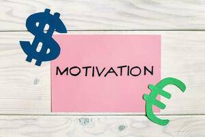 Motivation Papier mit Dollar Zeichen und Euro Zeichen auf hölzern Hintergrund foto