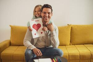 glücklich Vater und Tochter halten Gruß Karte mit Herz Formen und Text. Vaters Tag Konzept. foto