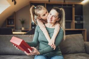 glücklich Mutter ist bekommen Geschenk von ihr Tochter foto